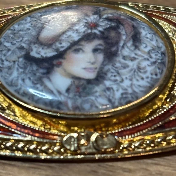 Brooch with Vintage Portrait - Picture 4 of 7